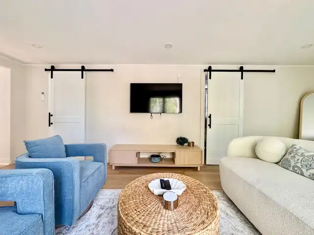 Blue Tide Cottage: living room