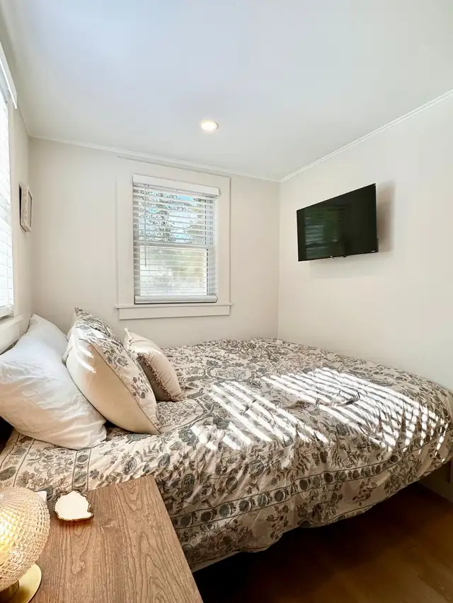 Blue Tide Cottage: bedroom 1