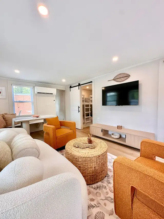 Coral Coast Cottage: living room