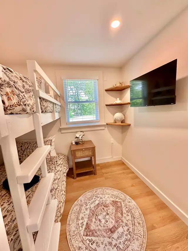 The Twin Cottages: bedroom with bunk beds
