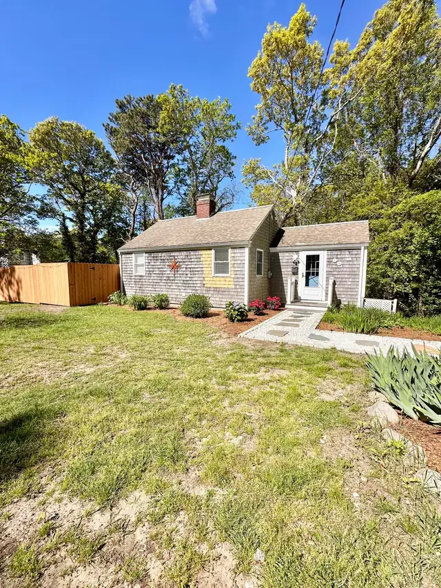 The Twin Cottages: cottage exterior and yard